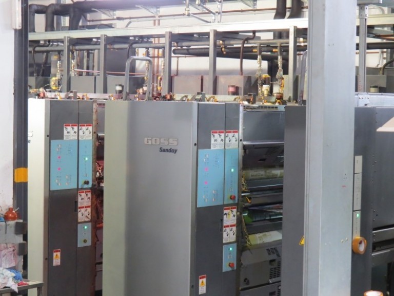 Cuatro cuerpos de impresión con cambio de planchas semi-automático.