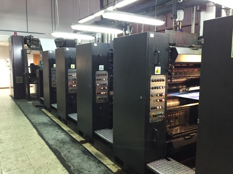 Rotativa Zirkon 6611 con 5 cuerpos de impresión.