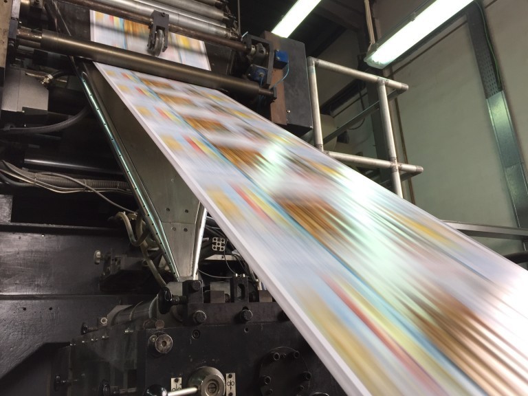 Gracias al quinto cuerpo impresor podemos imprimir colores Pantone.