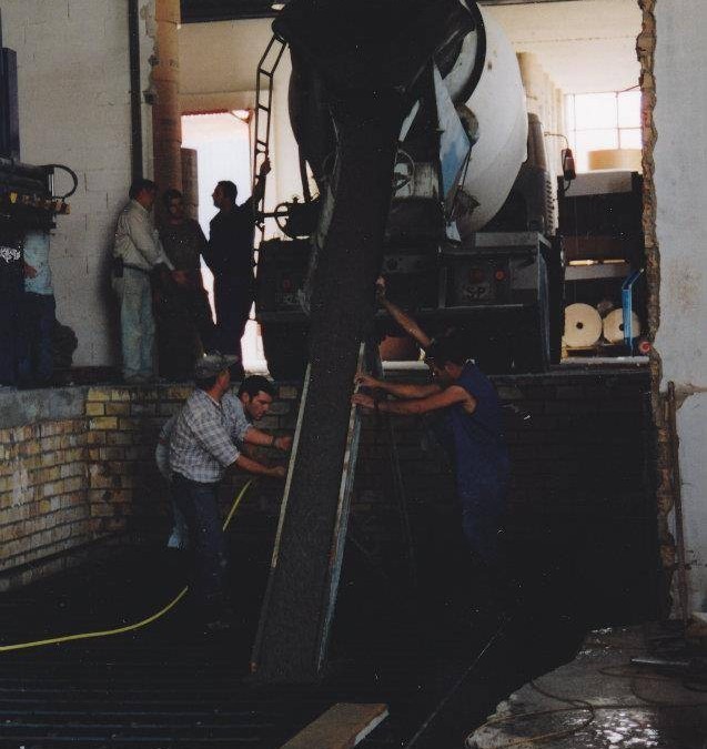 Construcción de la bancada de hormigón armado para la rotativa.