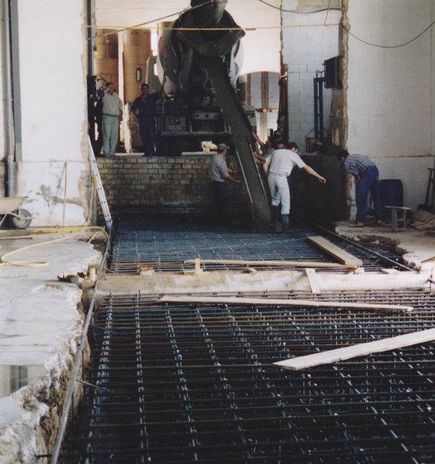 Vertido de hormigón para la bancada de la rotativa.